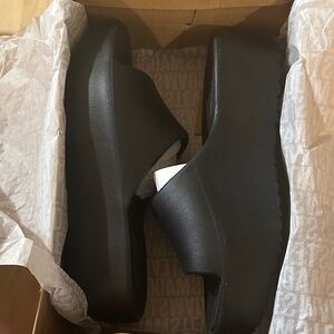 Steve Madden Black Platform Slides
